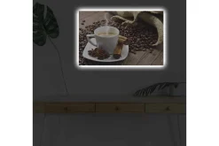 Canvastavla med LED-belysning - Kopp med ångande kaffe omgiven av kaffebönor och kryddor