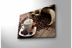 Canvastavla med LED-belysning - Kopp med ångande kaffe omgiven av kaffebönor och kryddor