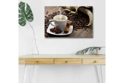 Canvastavla med LED-belysning - Kopp med ångande kaffe omgiven av kaffebönor och kryddor