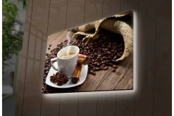 Canvastavla med LED-belysning - Kopp med ångande kaffe omgiven av kaffebönor och kryddor