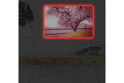 Canvastavla med LED-belysning - Blommande körsbärsträd i en idyllisk landskapsmiljö