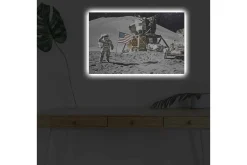 Canvastavla med LED-belysning - Astronaut på månyta med månlandare och amerikansk flagga