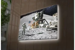 Canvastavla med LED-belysning - Astronaut på månyta med månlandare och amerikansk flagga