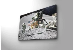 Canvastavla med LED-belysning - Astronaut på månyta med månlandare och amerikansk flagga