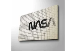Canvastavla med LED-belysning - Grafisk representation av NASA-logotypen på rutigt mönster