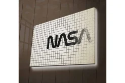 Canvastavla med LED-belysning - Grafisk representation av NASA-logotypen på rutigt mönster