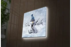 Canvastavla med LED-belysning 40x40 cm - Snögubbe i vinterlandskap med snöfall