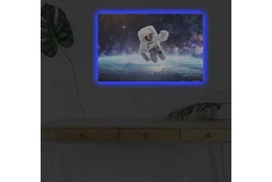 Canvastavla med LED-belysning - Astronaut som svävar i rymden över jorden