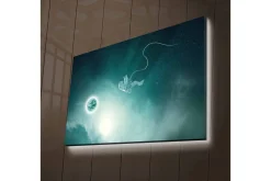 Canvastavla med LED-belysning - Astronaut som svävar i rymden med en planet i bakgrunden