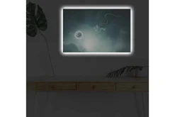 Canvastavla med LED-belysning - Astronaut som svävar i rymden med en planet i bakgrunden