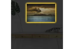 Canvastavla med LED-belysning - Vulkan med utbrott och reflektion i vatten