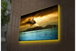 Canvastavla med LED-belysning - Vulkan med utbrott och reflektion i vatten