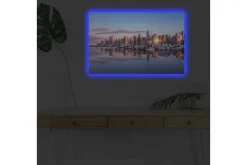 Canvastavla med LED-belysning - Stadssilhuett vid solnedgång med reflektioner i vattnet
