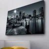 Canvastavla med LED-belysning - Stadslandskap i svartvitt med reflektioner i vattnet