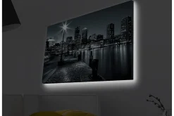 Canvastavla med LED-belysning - Stadslandskap i svartvitt med reflektioner i vattnet