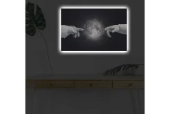 Canvastavla med LED-belysning - Astronauthänder som sträcker sig mot månen