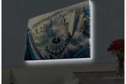 Canvastavla med LED-belysning - Futuristisk stadslandskap med höga skyskrapor i dimma