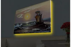 Canvastavla med LED-belysning - Segelbåt på en solig havsstrand med vågor och klippor