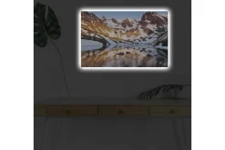 Canvastavla med LED-belysning - Storslagen fjällandskap med spegelblanka sjöar och snötäckta toppar