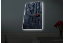 Canvastavla med LED-belysning - Dimma över en park med bänkar och reflektioner i vattenpölar