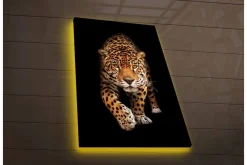 Canvastavla med LED-belysning - Jagande jaguar i fokus