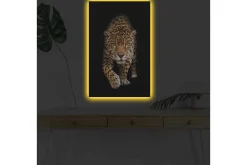 Canvastavla med LED-belysning - Jagande jaguar i fokus