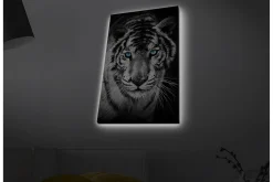 Canvastavla med LED-belysning - Porträtt av en vit tiger med blå ögon