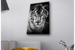Canvastavla med LED-belysning - Porträtt av en vit tiger med blå ögon