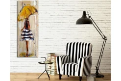 Canvastavla 30x80 cm - Kvinna med gul paraply och randig klänning