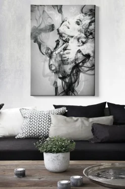 Canvastavla 70x100 cm - Kvinna som framträder ur svävande rökformationer