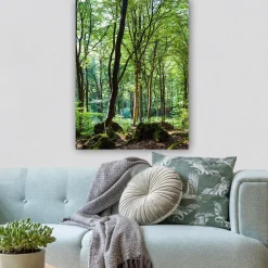 Canvastavla 70x100 cm - Lummig skog med höga träd och grönskande vegetation