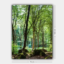 Canvastavla 70x100 cm - Lummig skog med höga träd och grönskande vegetation