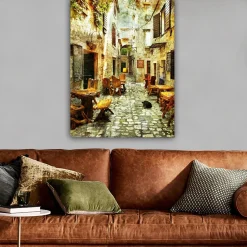 Canvastavla 70x100 cm - Pittoresk gränd med träbord och stolar, omgiven av gamla stenhus