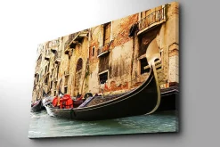 Canvastavla 70x100 cm - Romantisk scen med gondoler som glider fram i en venetiansk kanal