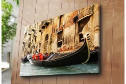 Canvastavla 70x100 cm - Romantisk scen med gondoler som glider fram i en venetiansk kanal