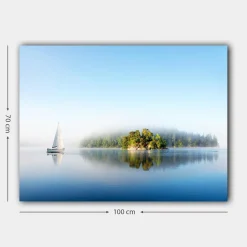 Canvastavla 70x100 cm - Segelbåt glider fram över en spegelblanka sjö med en dimmig ö i bakgrunden