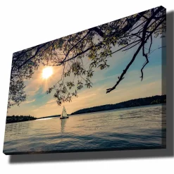 Canvastavla 70x100 cm - Segelbåt glider fram över en spegelblanka sjö under en solig himmel