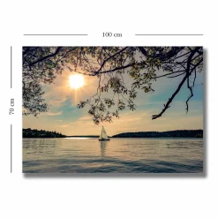 Canvastavla 70x100 cm - Segelbåt glider fram över en spegelblanka sjö under en solig himmel