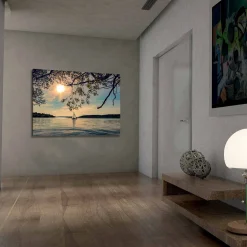 Canvastavla 70x100 cm - Segelbåt glider fram över en spegelblanka sjö under en solig himmel