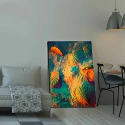 Canvastavla 70x100 cm - Skaldjursskal på sand med en färgglad och drömlik bakgrund