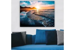 Canvastavla 70x100 cm - Solnedgång över en strand med mjuka vågor som rullar in mot kusten