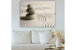 Canvastavla 70x100 cm - Tre staplade stenar på en sandyta med vågiga mönster