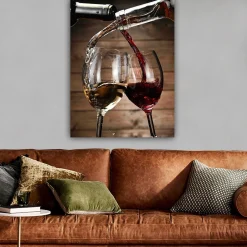 Canvastavla 70x100 cm - Två vinglas som skålar med vitt och rödvin som hälls i dem