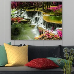 Canvastavla 70x100 cm - Vacker vattenfallsscen omgiven av färgglada blommor och grönskande träd