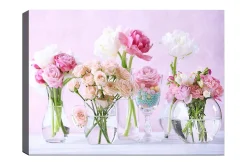 Canvastavla 70x100 cm - Vacker bukett med rosa och vita blommor i olika glasvaser