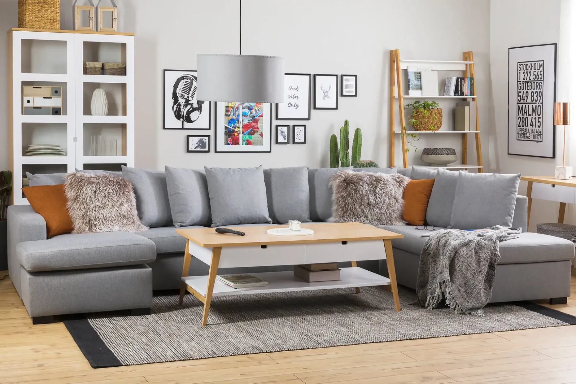 Crazy 5-sits Högervänd U-formad X-Large Soffa med Divan och Schäslong i Tyg inkl Kuvertkuddar