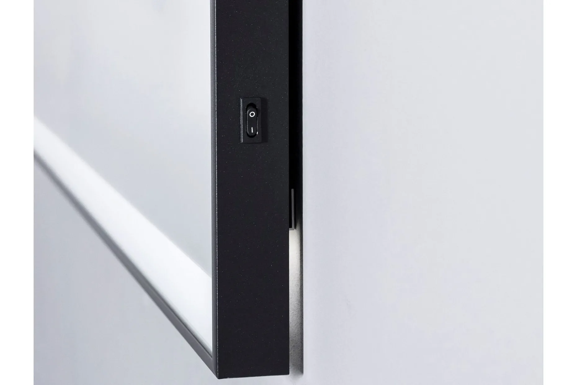 Knutby Badrumsspegel 120x70 cm LED-belysning