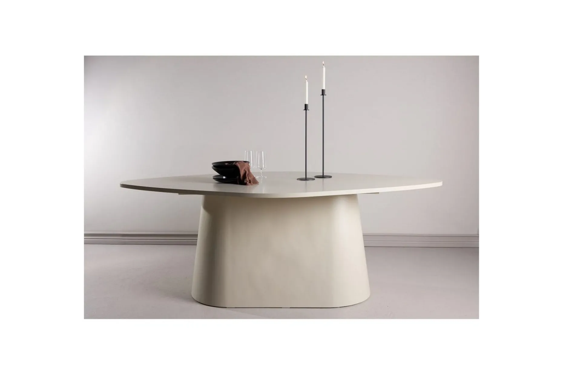 Ovalt matbord Diamond