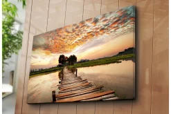 Stor Canvastavla 100x70 cm - Vacker solnedgång över en träbro som sträcker sig över stilla vatten