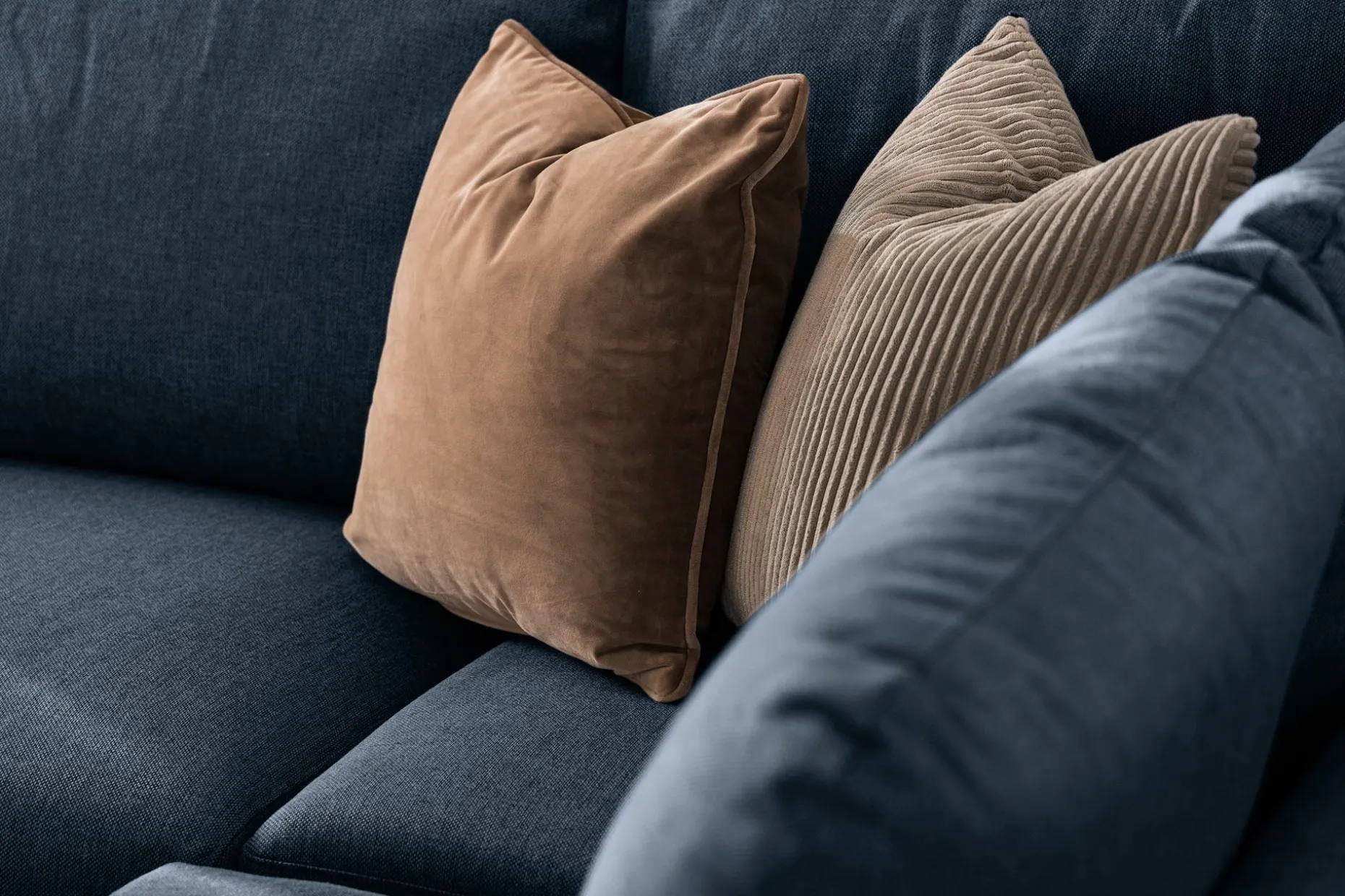 Trend 4-sits Högervänd L-formad Schäslongsoffa i Tyg